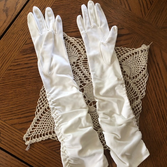 3/4 Length Vintage White Gloves - Picture 3 of 12